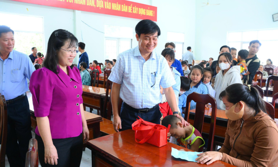 Phó Chủ tịch HĐND tỉnh Nguyễn Hồng Sơn tặng quà Trung thu cho trẻ em tại xã Vĩnh Thạnh