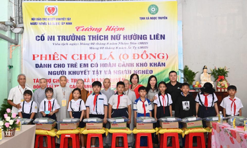 Phiên chợ lá 0 đồng dành cho học sinh và người có hoàn cảnh khó khăn