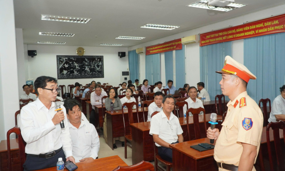 Tuyên truyền, phổ biến kiến thức về an toàn giao thông cho cán bộ, nhân viên điện lực