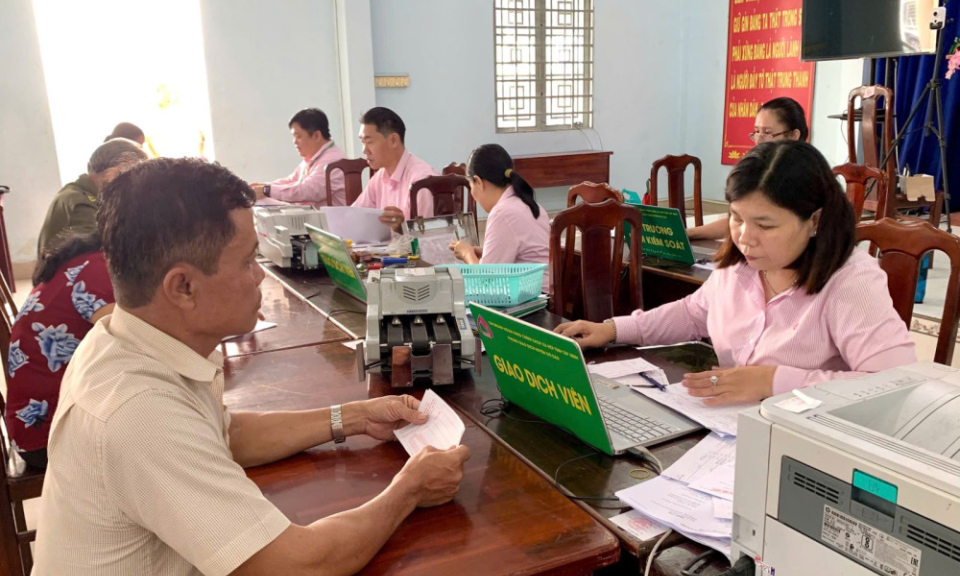 Giải ngân 2 tỉ đồng nguồn vốn tín dụng chính sách cho người dân xã Truông Mít