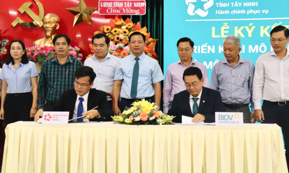 Ký kết thỏa thuận hợp tác triển khai mô hình đại lý dịch vụ công trực tuyến