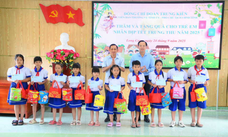 Phó Chủ tịch UBND tỉnh Đoàn Trung Kiên thăm, tặng quà Trung thu cho trẻ em tại xã Long Cang