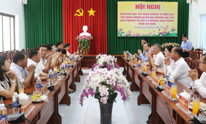 Trao đổi, học tập kinh nghiệm vận hành chính quyền hai cấp giữa phường Gò Dầu và phường Kiến Tường