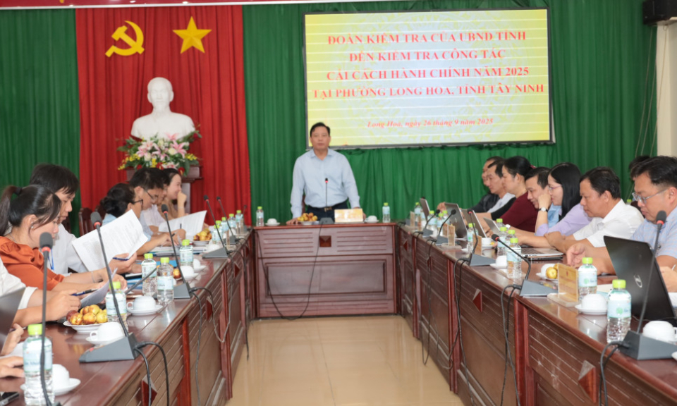 Phó Chủ tịch UBND tỉnh Phạm Tấn Hòa kiểm tra công tác cải cách hành chính tại phường Long Hoa