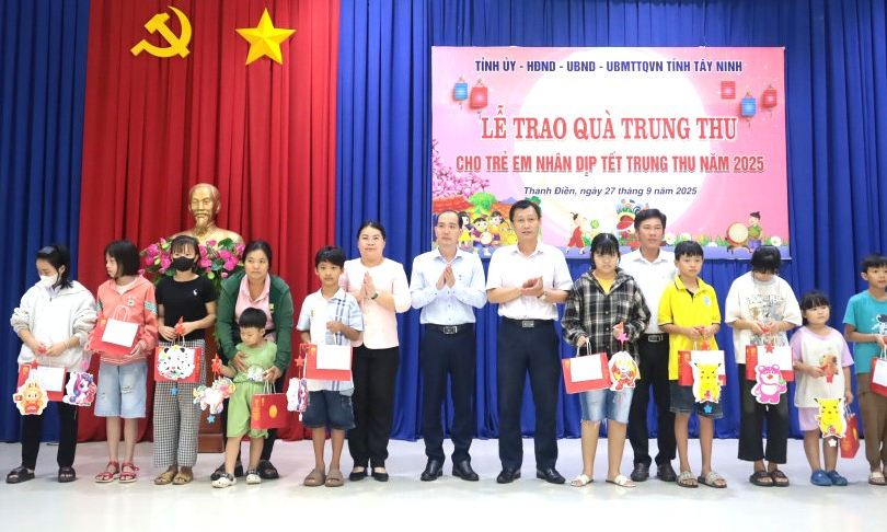 Giám đốc Sở Nội vụ Phạm Xuân Bách trao quà Tết Trung thu cho thiếu nhi phường Thanh Điền