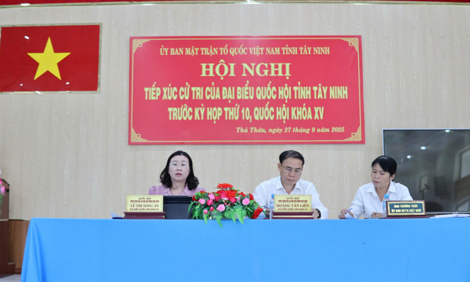 Cử tri xã Thủ Thừa kiến nghị giải quyết các vấn đề dân sinh và bất cập trên không gian mạng