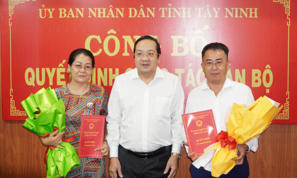 UBND tỉnh Tây Ninh trao quyết định về công tác cán bộ