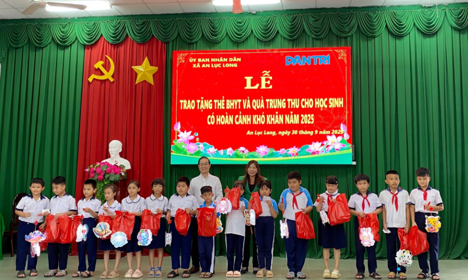 Tặng 150 thẻ bảo hiểm y tế và quà Trung thu cho học sinh tại xã An Lục Long