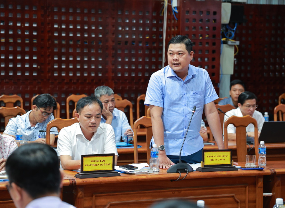 Phó Giám đốc Kho bạc Nhà nước khu vực XVIII Lê Tấn Toàn trả lời các kiến nghị của đơn vị chủ đầu tư trong công tác thanh, quyết toán 