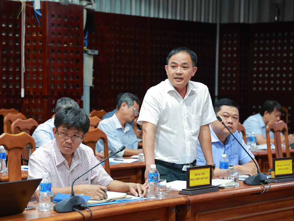 Phó Giám đốc Trung tâm Phát triển quỹ đất tỉnh Võ Văn Giàu báo cáo tiến độ bồi thường, gỉải phóng mặt bằng, hỗ trợ tái định cư các dự án  