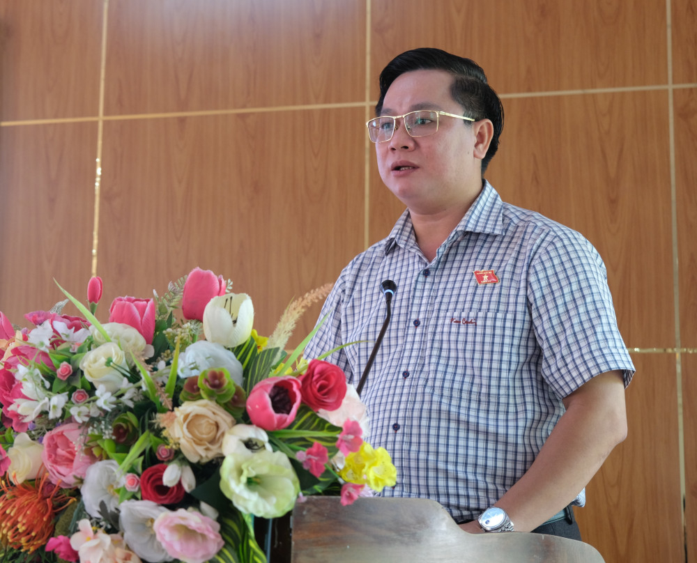 Bí thư Đảng ủy xã Tân Lân Trần Quốc Quân thông tin đến cử tri về dự kiến nội dung, chương trình Kỳ họp thứ 10