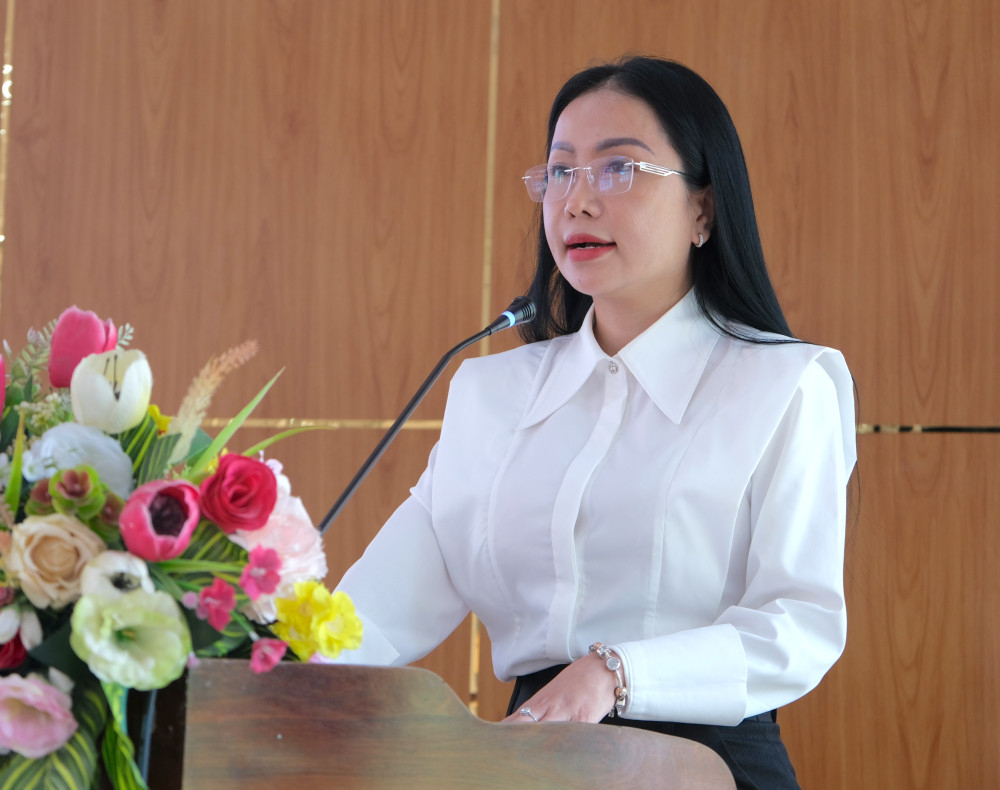 Phó Giám đốc Sở Giáo dục và Đào tạo Trần Ngọc Uyển thông tin, giải đáp một số ý kiến cử tri 