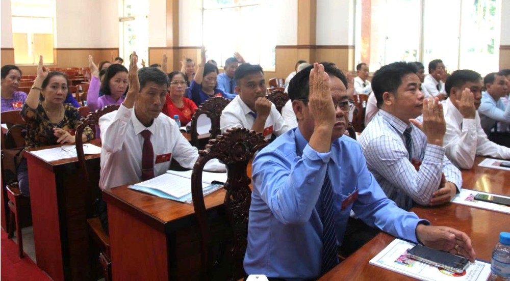 Đại biểu biểu quyết thông qua Nghị quyết