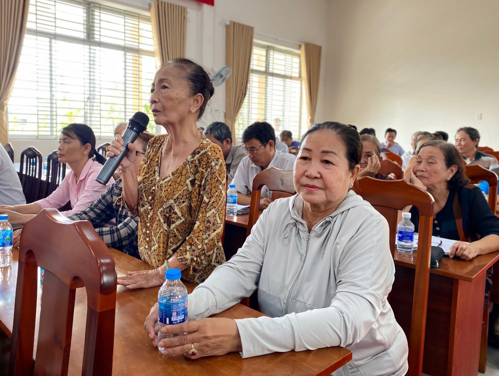 Cử tri phường Khánh Hậu kiến nghị tại buổi tiếp xúc