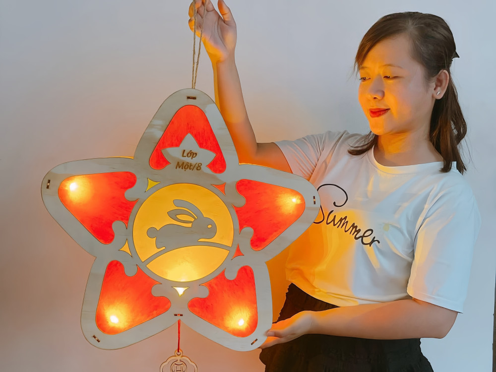 Lồng đèn ngôi sao có khung bằng gỗ ép được nhiều người ưa chuộng