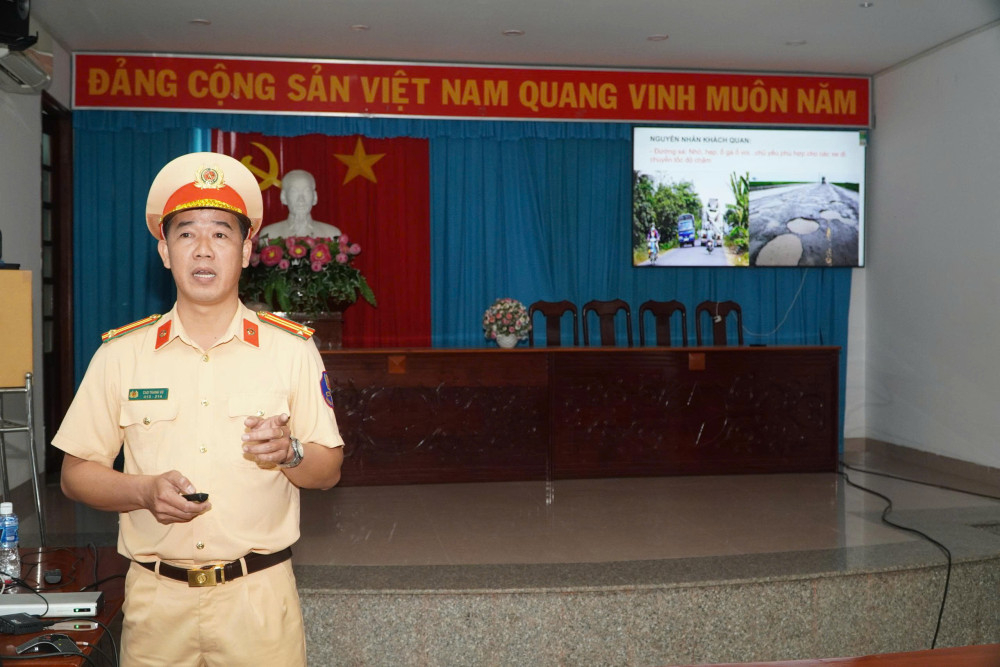 Cán bộ phổ biến quy định của pháp luật về an toàn giao thông cho nhân viên điện lực