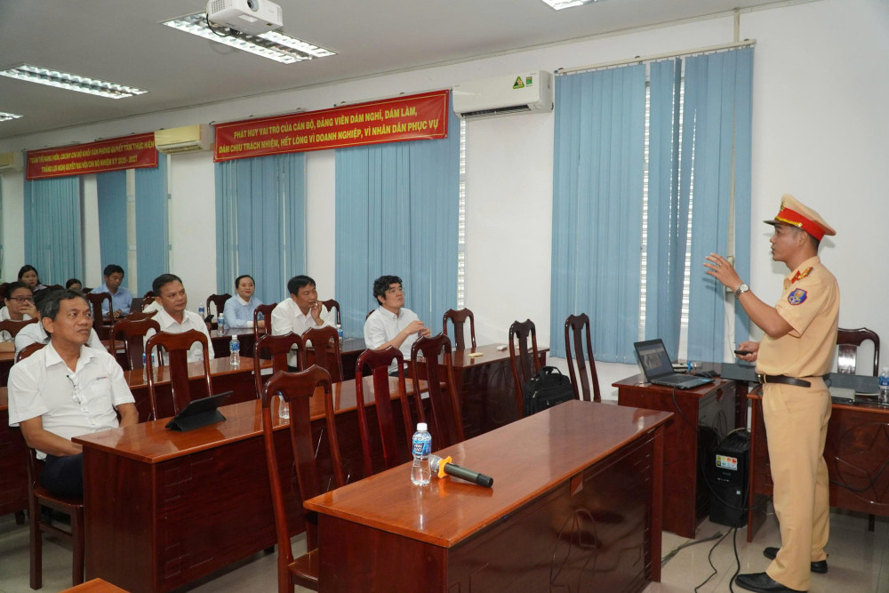 Cảnh sát giao thông tuyên truyền pháp luật tại Công ty Điện lực Tây Ninh