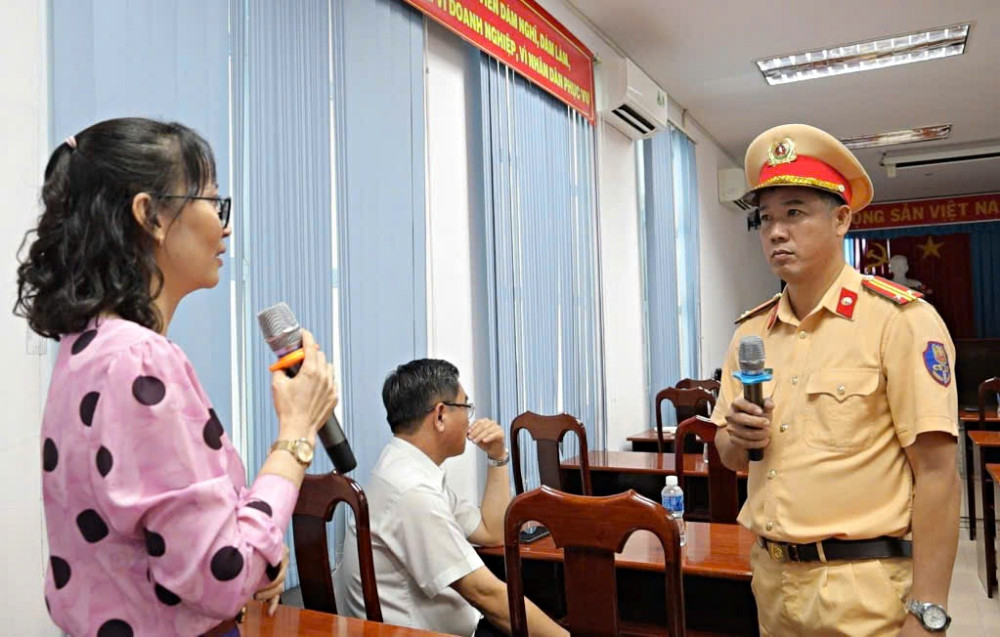 Cán bộ, nhân viên Công ty Điện lực Tây Ninh đặt câu hỏi về những tình huống giao thông