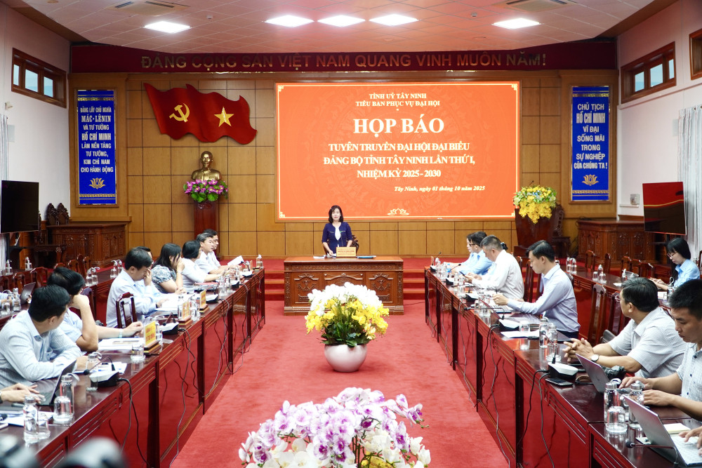 Đại biểu tham dự buổi họp báo