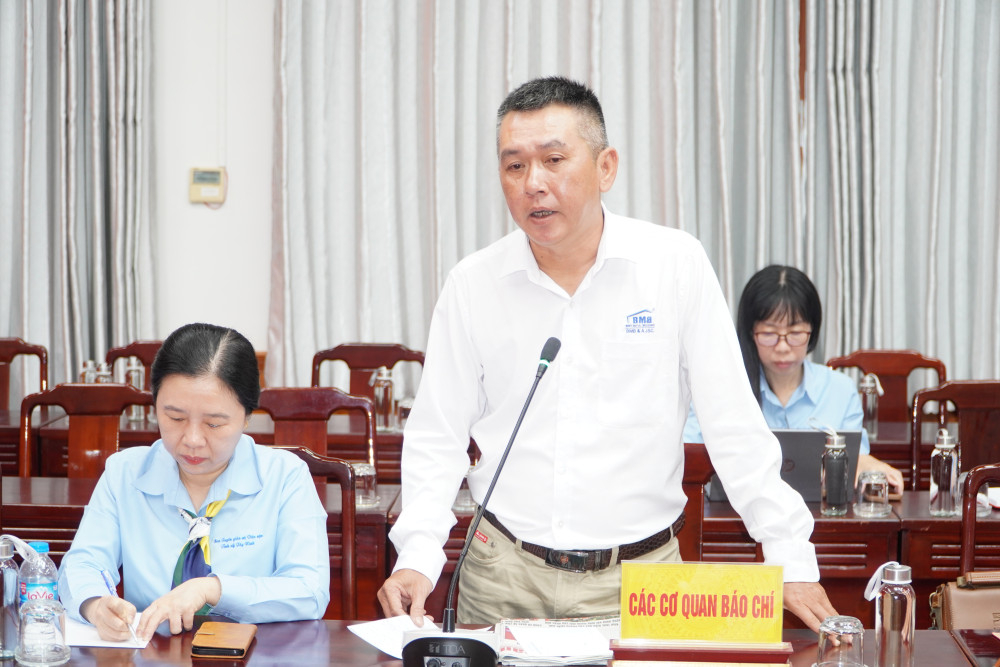 Đại diện Báo Nhân dân đặt câu hỏi tại buổi họp báo