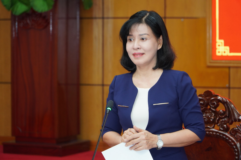 Ủy viên Ban Thường vụ Tỉnh ủy, Trưởng ban Tuyên giáo và Dân vận Tỉnh ủy Nguyễn Thị Xuân Hương thông tin tại buổi họp báo