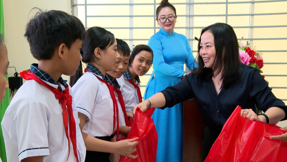 Ủy viên Ban Thường vụ Tỉnh ủy, Phó Chủ tịch Thường trực UBMTTQ Việt Nam tỉnh Nguyễn Thị Thu Trinh​ trao quà cho các em thiếu nhi
