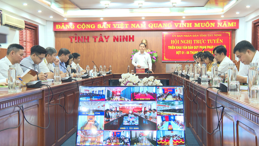Phó Giám đốc Sở Tư pháp Lý Hồng Huấn - Phó Chủ tịch Hội đồng phối hợp phổ biến, giáo dục pháp luật tỉnh phát biểu tại hội nghị 
