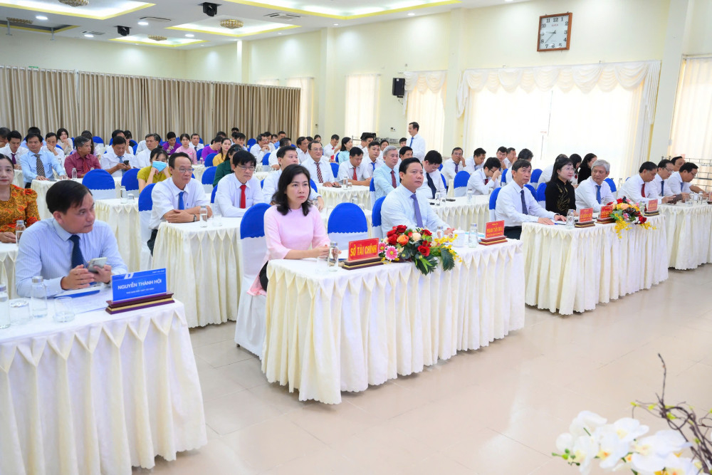 Đại biểu dự Lễ công bố triển khai hồ sơ bệnh án điện tử tại các cơ sở khám, chữa bệnh trên địa bàn tỉnh