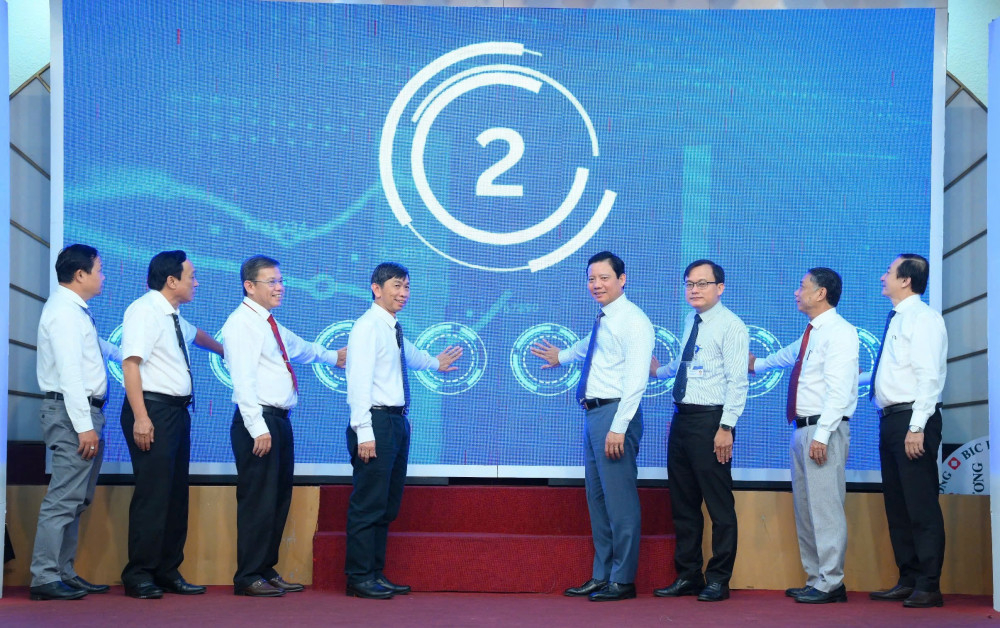 Đại biểu thực hiện nghi thức bấm nút công bố chính thức triển khai hồ sơ bệnh án điện tử tại các cơ sở khám, chữa bệnh trên địa bàn tỉnh