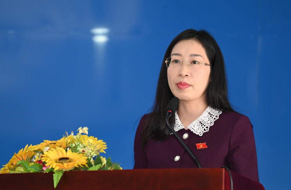 Phó Trưởng đoàn chuyên trách Đoàn đại biểu Quốc hội tỉnh Hoàng Thị Thanh Thúy thông tin đến cử tri về dự kiến nội dung, chương trình Kỳ họp thứ 10