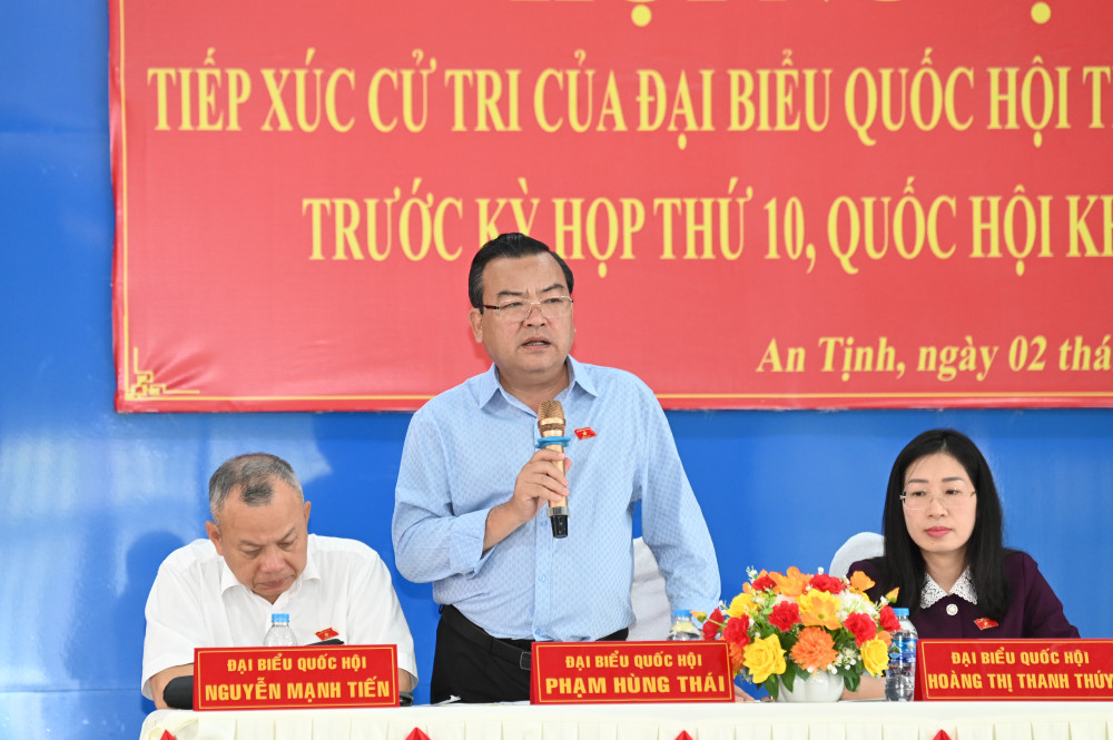 Phó Bí thư Tỉnh ủy, Trưởng đoàn Đại biểu Quốc hội tỉnh Phạm Hùng Thái tiếp thu, giải đáp ý kiến của cử tri