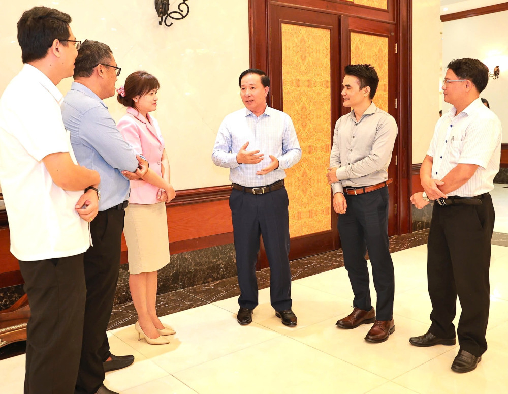 Phó Bí thư Tỉnh ủy, Chủ tịch UBND tỉnh Nguyễn Văn Út trao đổi với lãnh đạo địa phương 