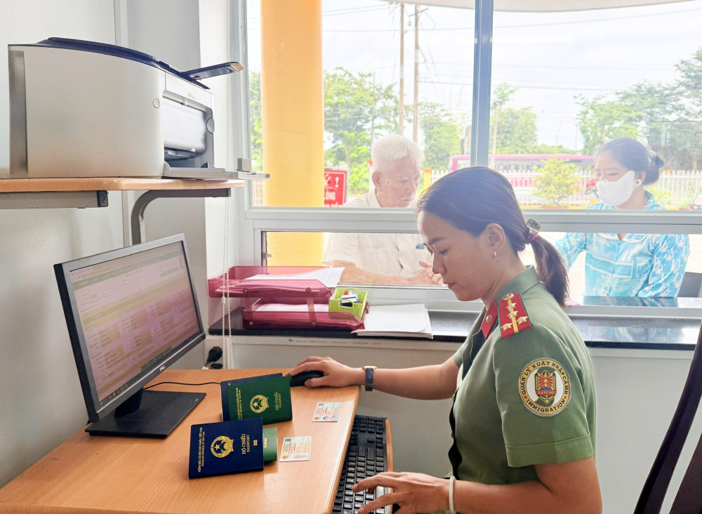 Cán bộ Phòng Quản lý xuất nhập cảnh Công an tỉnh Tây Ninh giải quyết thủ tục cho người dân