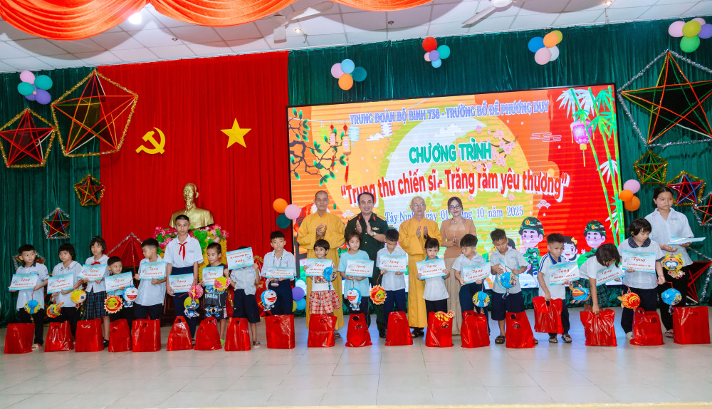 Đại biểu tặng quà và thẻ bảo hiểm y tế cho các em trong chương trình