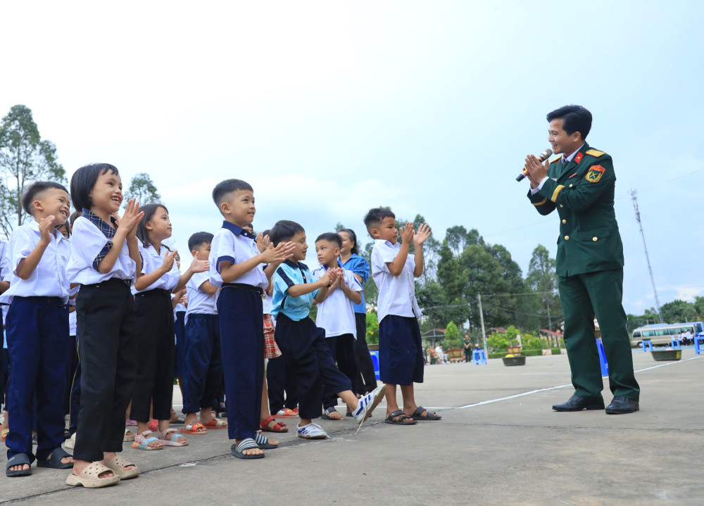 Các bé thích thú khi tham gia trò chơi