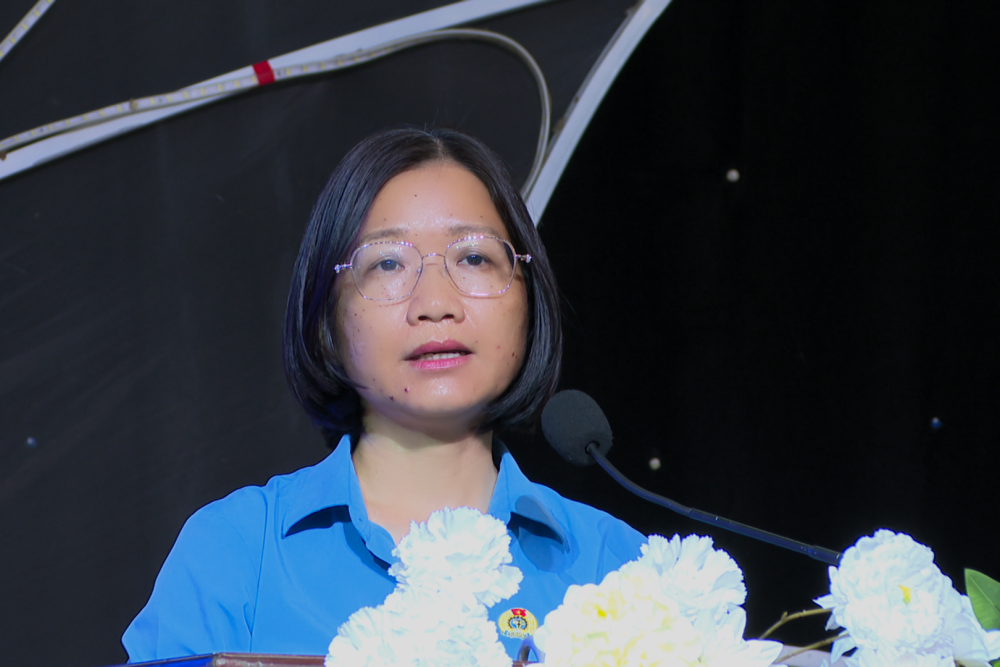 Phó Chủ tịch Thường trực Liên đoàn Lao động tỉnh Phạm Thị Quyên trao đổi một số nội dung mà các đại biểu thảo luận, góp ý