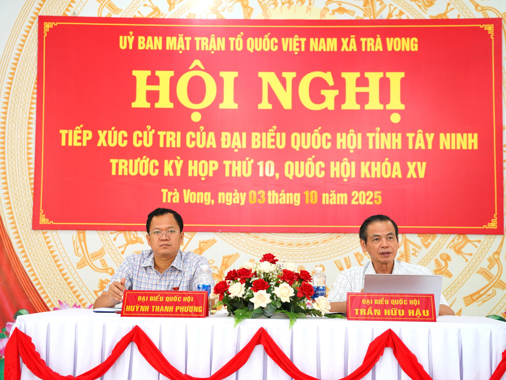 Đại biểu Quốc hội Huỳnh Thanh Phương và Trần Hữu Hậu tiếp xúc cử tri xã Trà Vong