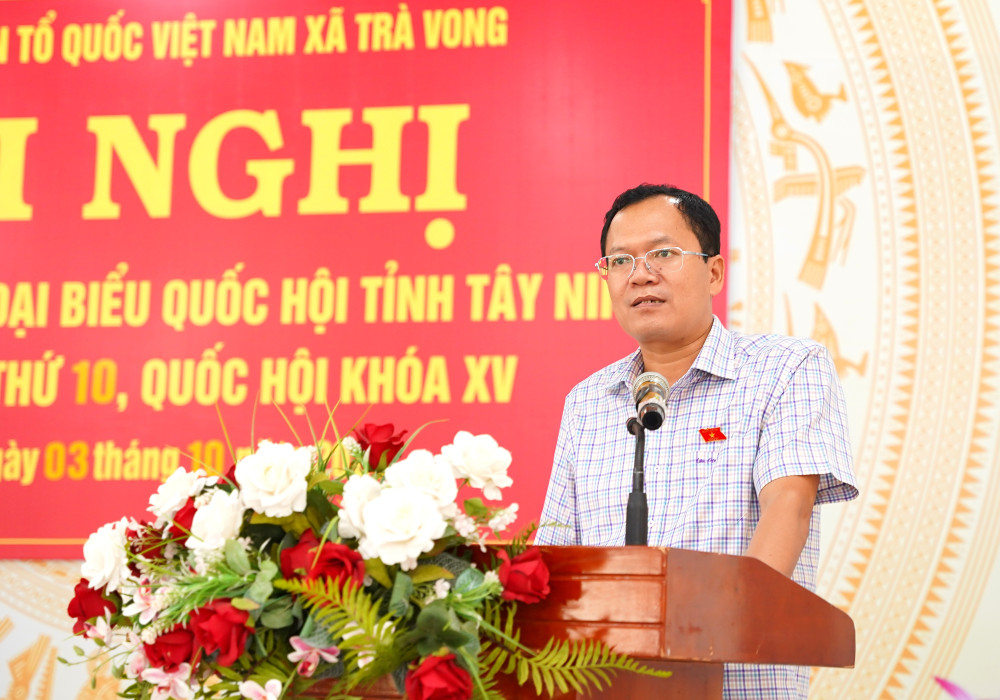 Đại biểu Quốc hội Huỳnh Thanh Phương - Phó Bí thư chuyên trách Đảng ủy các cơ quan Đảng tỉnh tiếp thu, trả lời ý kiến cử tri