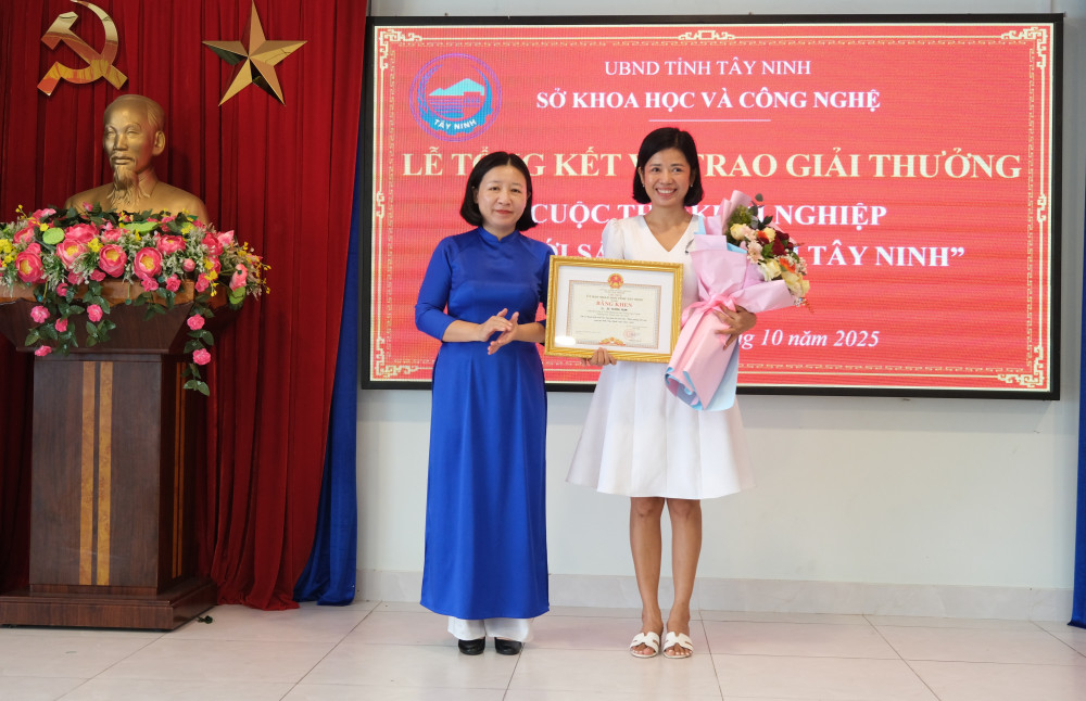 Giám đốc Sở Khoa học và Công nghệ Huỳnh Thị Hồng Nhung trao giải Nhất cho dự án “Nước mắm trái điều”