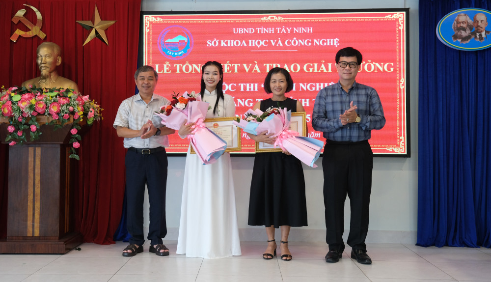 Giải Nhì thuộc về dự án Ứng dụng vi sinh trong canh tác dâu tằm và sản xuất mật dâu tằm, rượu dâu tằm của nhóm tác giả Huỳnh Thị Mỹ Linh, Đặng Thị Kim Ngân