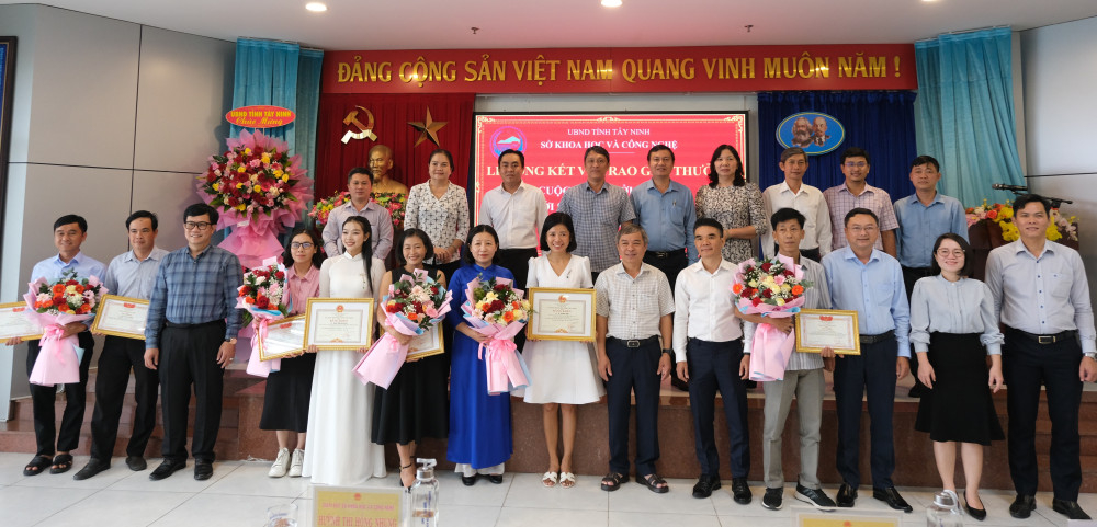 Đại biểu chụp ảnh cùng các tác giả đoạt giải