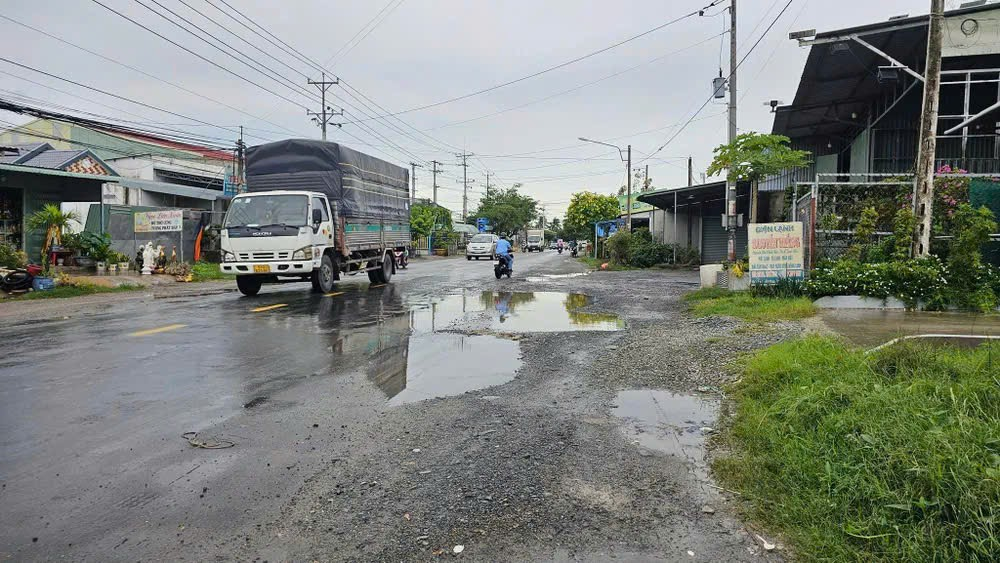 Quốc lộ 62 bị hư hỏng, xuống cấp