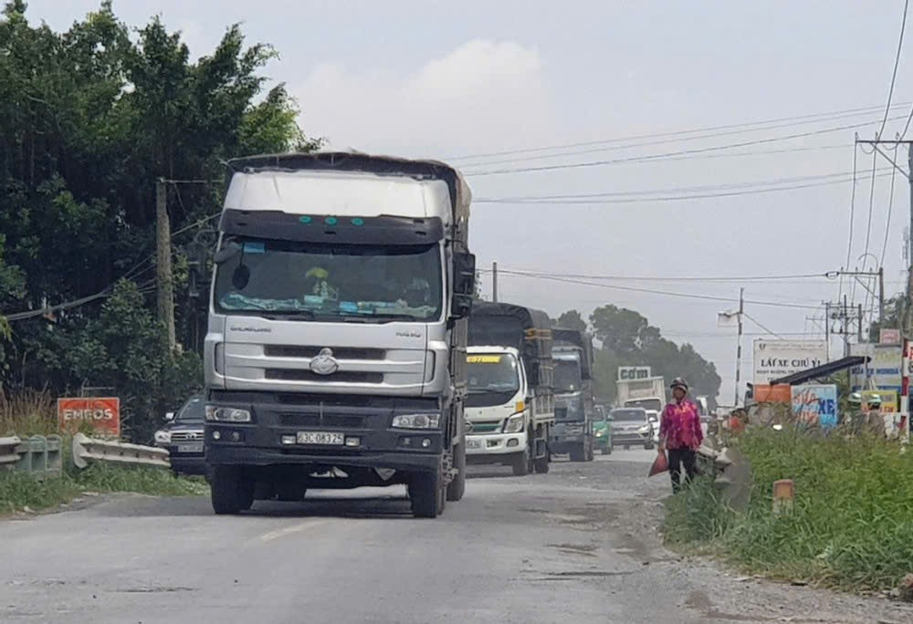 Quốc lộ 62 nhỏ hẹp, xuống cấp nhưng lưu lượng phương tiện lưu thông ngày càng tăng