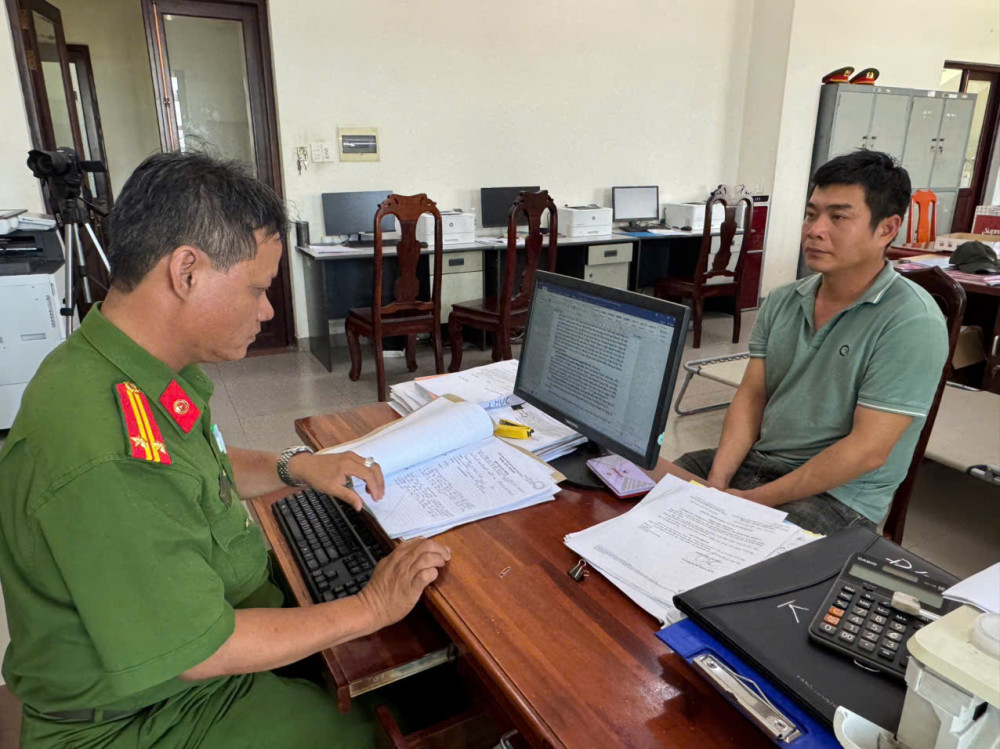 Đối tượng Nguyễn Hoàng Việt tại cơ quan công an