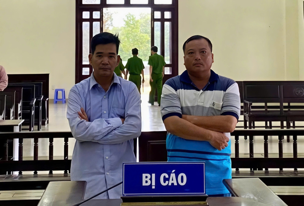 Hai bị cáo tại phiên tòa xét xử