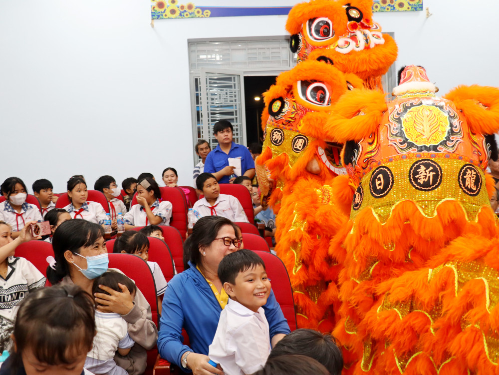 Các em thiếu nhi thích thú với tiết mục Múa Lân, Sư, Rồng