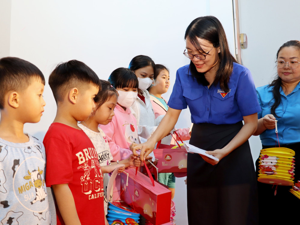 Đại diện Tỉnh Đoàn tặng quà cho các em thiếu nhi
