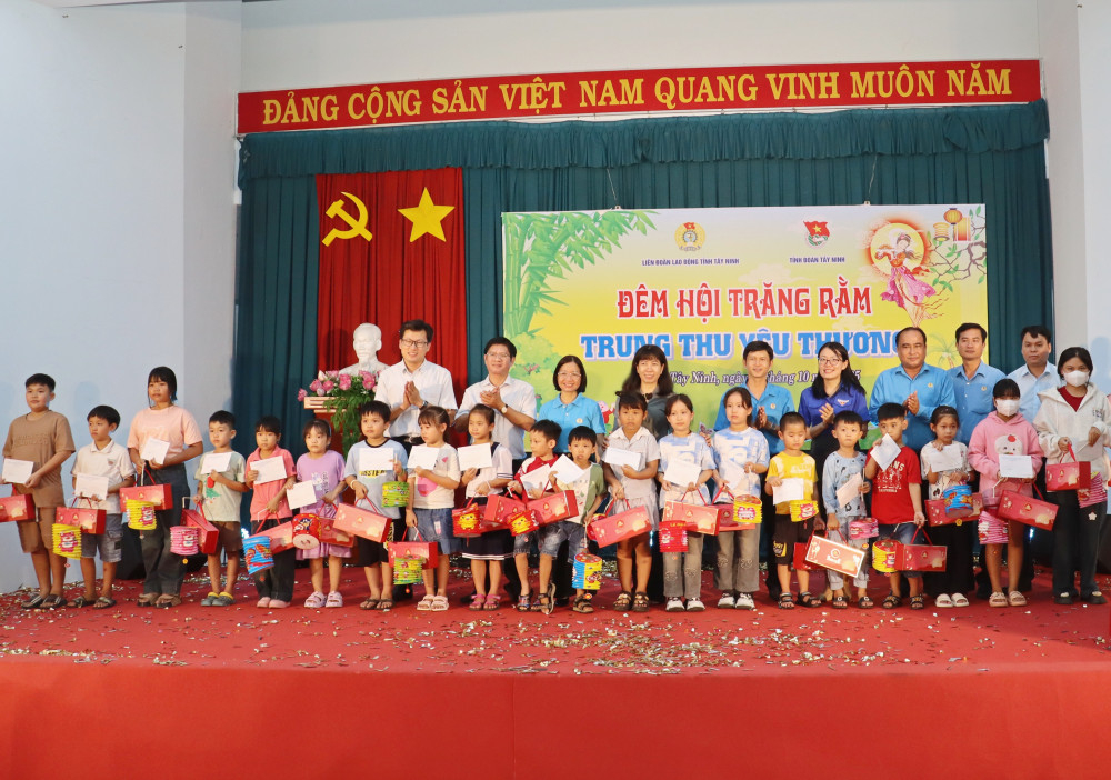 Đại biểu lãnh đạo chụp ảnh lưu niệm cùng các em nhỏ