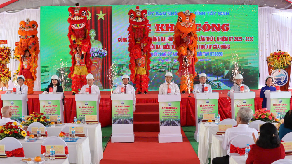 Đại biểu thực hiện nghi thức khởi công, mở rộng tuyến ĐT.830C