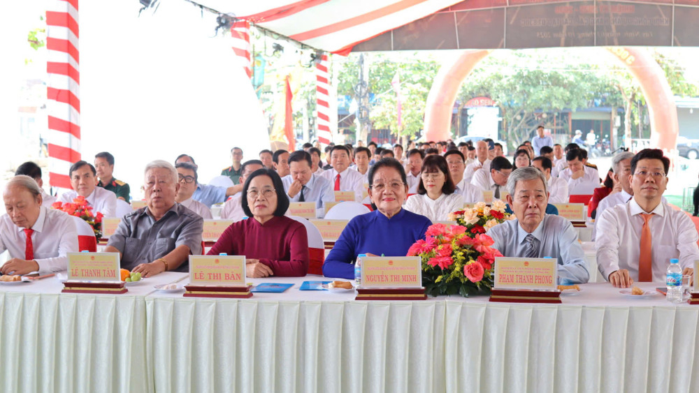 Phó Bí thư Thường trực Tỉnh ủy, Chủ tịch HĐND tỉnh Nguyễn Mạnh Hùng (bìa phải) cùng nguyên lãnh đạo tỉnh qua các thời kỳ tham dự sự kiện